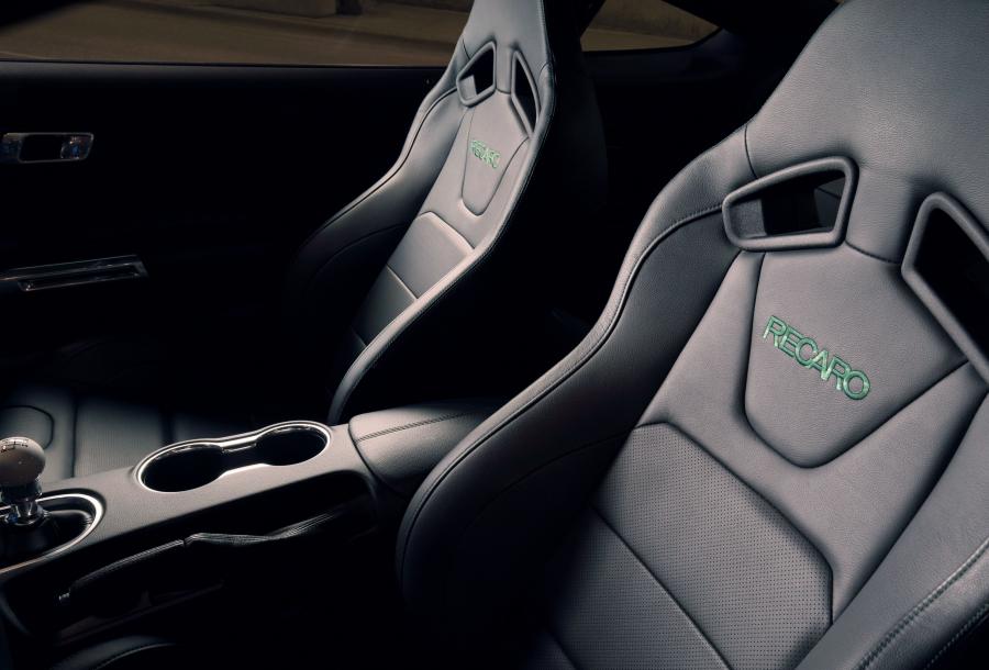 Детали интерьера Ford Mustang Bullitt 2018 года  (NA) (фото 3 из 40)
